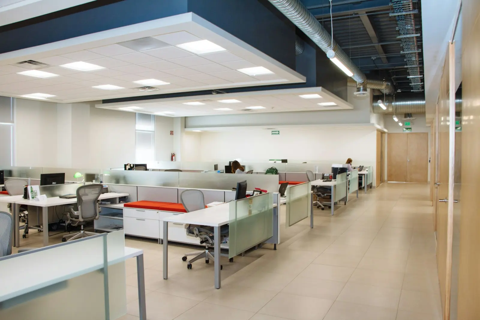 Semi-Fitted Full Floor in JBC 5, Jumeirah Lakes — photo 2